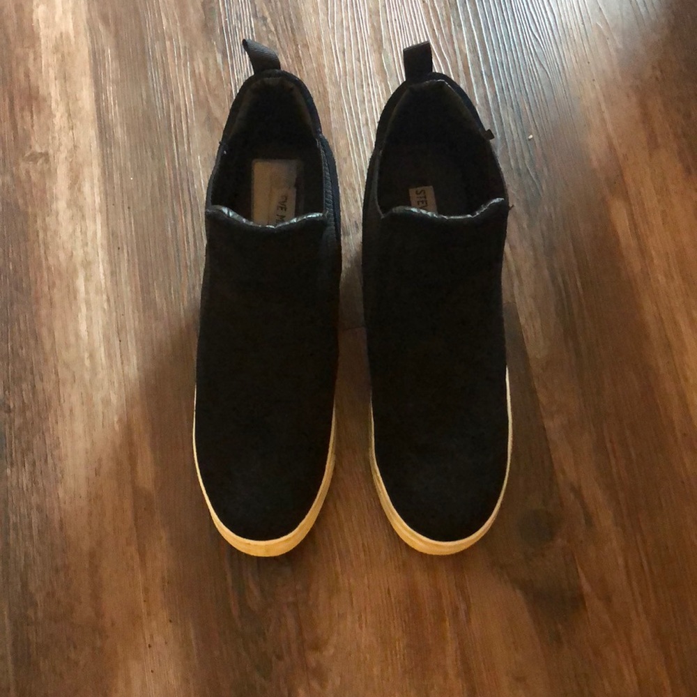 Steve Madden size 81/2 High top sneaker!
